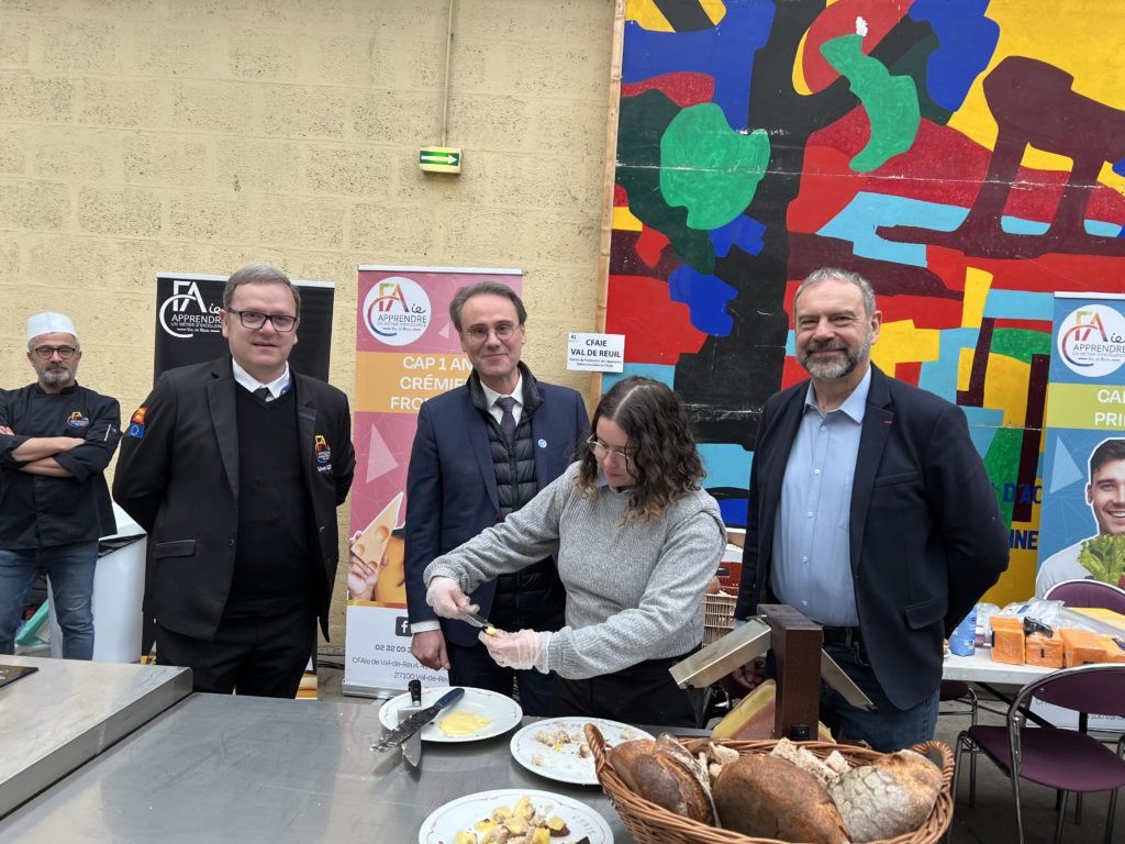 Guy LEFRAND Evreux et Jean-Michel COSTASEQUE CCI au Stand crémier-fromager du CFAie