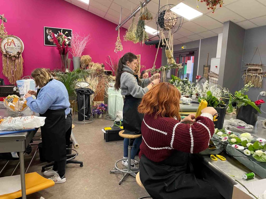 CFAie - Apprenties fleuristes dans atelier fleurs