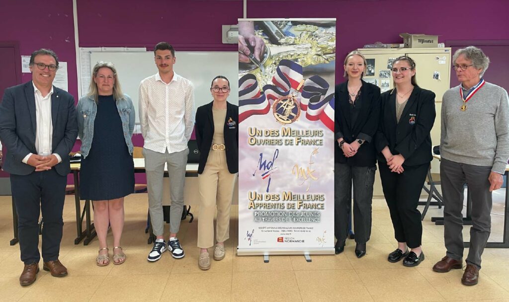 Emma ROSAY et Lucile SAUNIER, apprenties CFAie, MAF Vente Etalagiste 2025