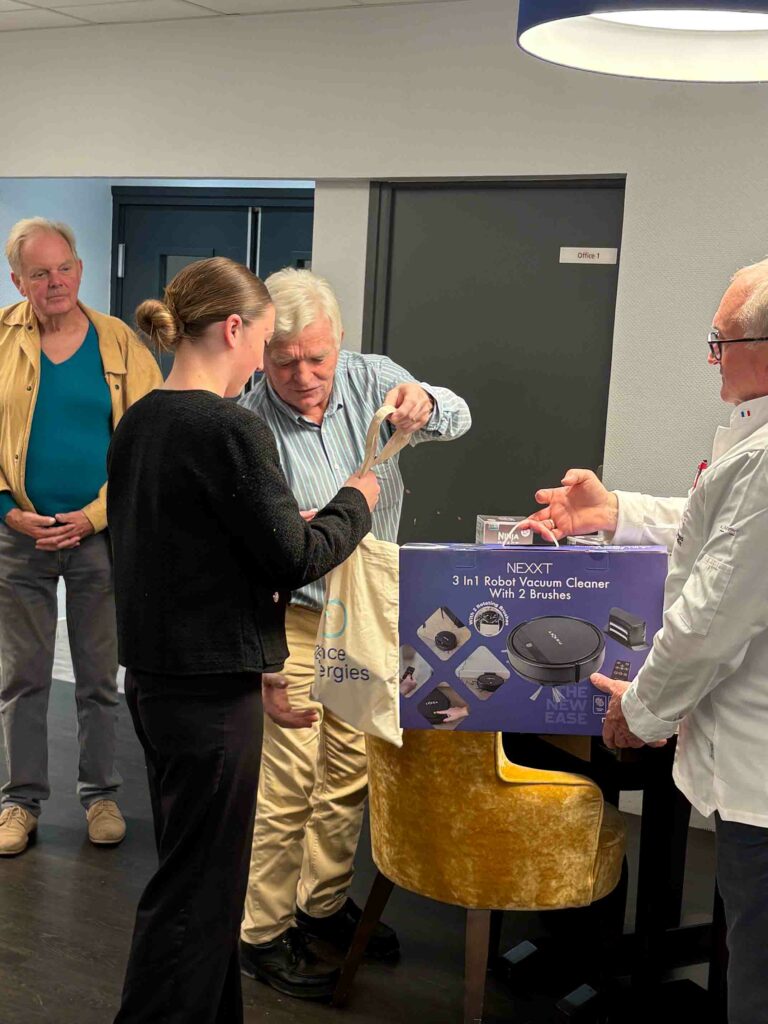 Remise des lots a la gagnante Ludmila au CFAie de Val-de-Reuil